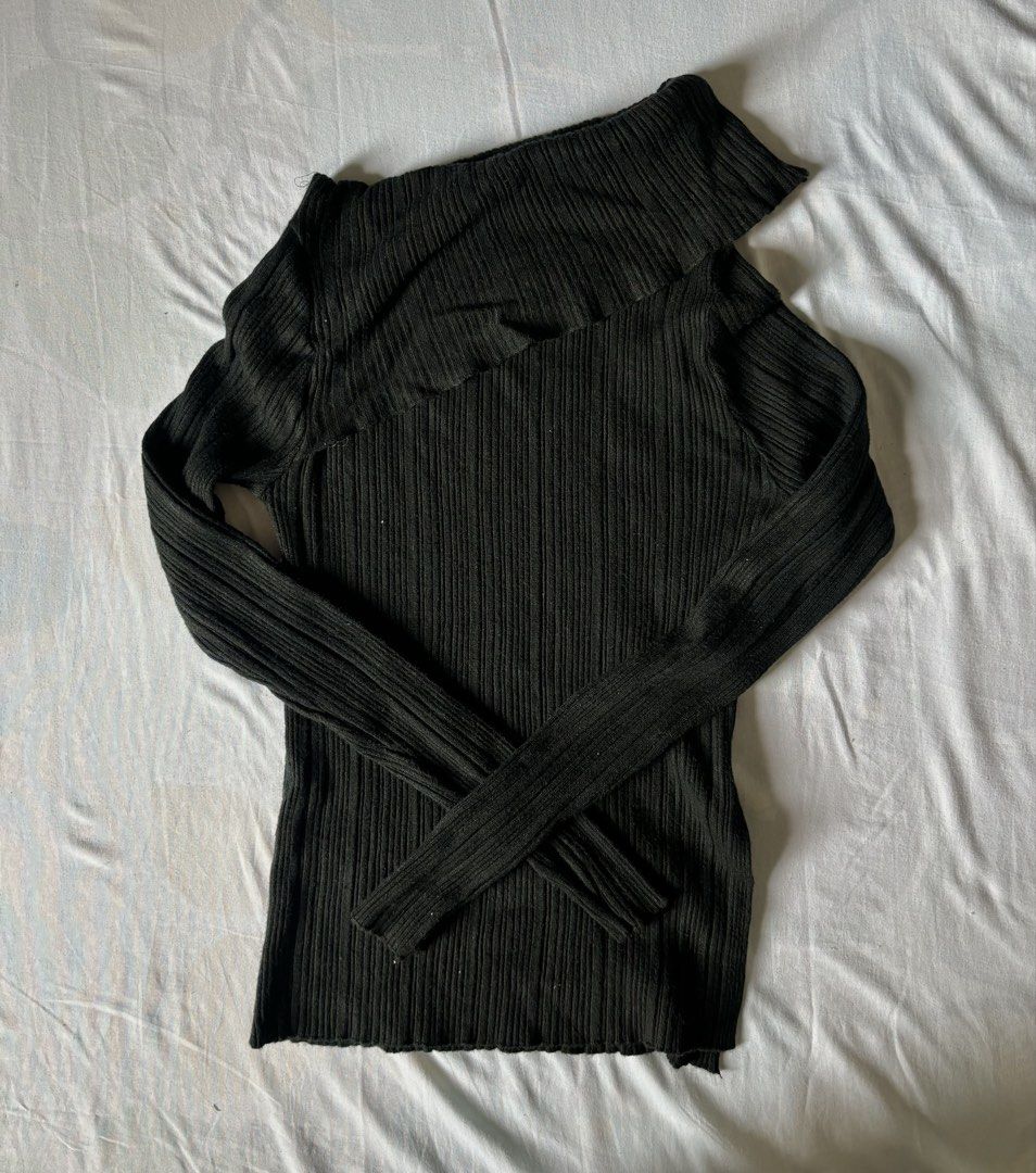 Black Off-Shoulder Ribbed Long Sleeve Top (Category: Longsleeves) located in Las Pinas. Submitted by kengkeng006 (Listing ID 1445613971, Image 1). Description: - Black ribbed fabric - Off-shoulder neckline - Long sleeves - Asymmetrical hemline - Very flattering fit - Easy to style with jeans or skirts rfs: decluttering.