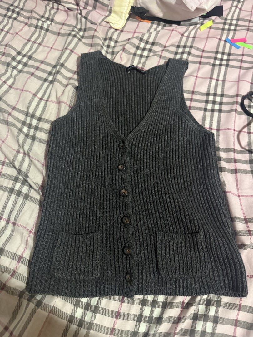 Brandy Melville Dark Grey Knit Vest (Category: Coats, Jackets and Outerwear) located in Manila. Submitted by caitlinmoon (Listing ID 1445780302, Image 1). Description: .