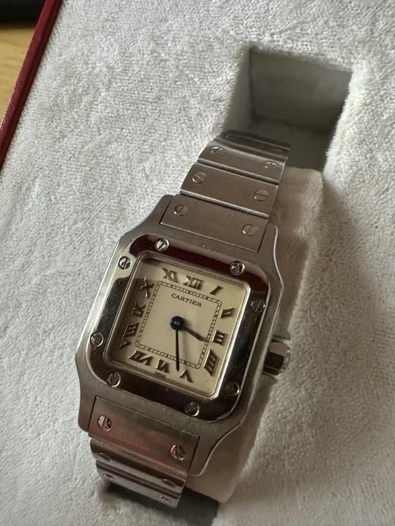 Cartier Santos Stainless Steel Watch 1565 （分類：手錶）位於 Hong Kong。 由 katkat555 提交（商品編號 1445700304，圖片 2）。簡介： Classic Cartier Santos watch. Stainless steel case and bracelet. Cream dial with Roman numerals. Crown has a blue stone. Great for daily wear or special occasions. A timeless piece.。