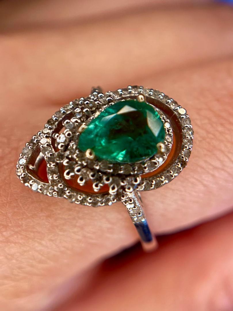 Certified Natural Zambian Emerald with Diamonds Ring (Category: Rings) located in Baguio. Submitted by asna_taku (Listing ID 1445690664, Image 2). Description: Certified Natural Zambian Emerald surrounded by natural diamonds in an elegant silver setting. That lush green glow, visible jardin, and vibrant color are exactly what collectors look for in genuine emeralds. ✨ Natural Emerald ✨ Zambia Origin ✨ Natural Diamonds ✨ .925 Silver ✨ Size 7 📜 AG