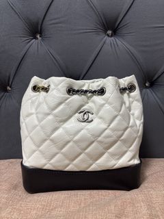 (Category: ) located in . Submitted by Bagstatic_luxuries (Listing ID 1445751818, Image 1). Description: .