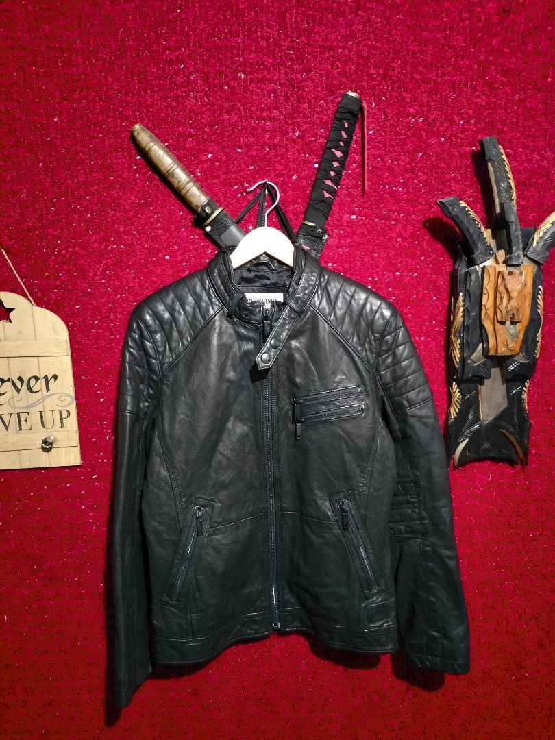 CHEVIGNON CAFE RACER LEATHER JACKET FOR MEN'S (Category: Coats, Jackets and Outerwear) located in Baguio. Submitted by vertex_nga.pow (Listing ID 1445719937, Image 3). Description: CHEVIGNON CAFE RACER LEATHER JACKET FOR MEN'S SMALL MEDUIM/FIT TO MEDUIM DIMENSION 26L BY 20 ARMPIT TO ARMPIT 17 INCHES SHOULDER TO SHOULDER 24.5 INCHES SLEEVE LAMB SKIN LEATHER MATERIAL EXCELLENT CONDITION BAGUIO LOCATION PLUS SF SA MALAYU JNT COURIER PASS COD UNLI VO