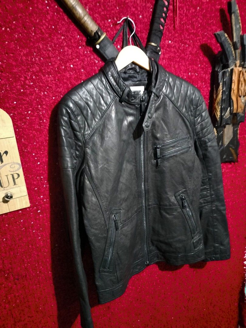 CHEVIGNON CAFE RACER LEATHER JACKET FOR MEN'S (Category: Coats, Jackets and Outerwear) located in Baguio. Submitted by vertex_nga.pow (Listing ID 1445719937, Image 2). Description: CHEVIGNON CAFE RACER LEATHER JACKET FOR MEN'S SMALL MEDUIM/FIT TO MEDUIM DIMENSION 26L BY 20 ARMPIT TO ARMPIT 17 INCHES SHOULDER TO SHOULDER 24.5 INCHES SLEEVE LAMB SKIN LEATHER MATERIAL EXCELLENT CONDITION BAGUIO LOCATION PLUS SF SA MALAYU JNT COURIER PASS COD UNLI VO