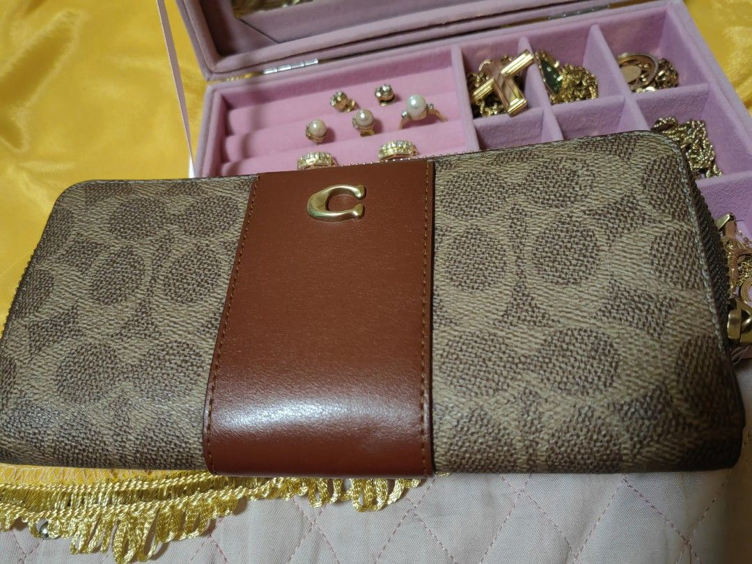 Coach Wallet (Category: Wallets & Card holders) located in Dalaguete. Submitted by alloutlove (Listing ID 1445720981, Image 2). Description: Original Coach wallet pasabuy frm a friend frm US bought for 12k phil. currency..