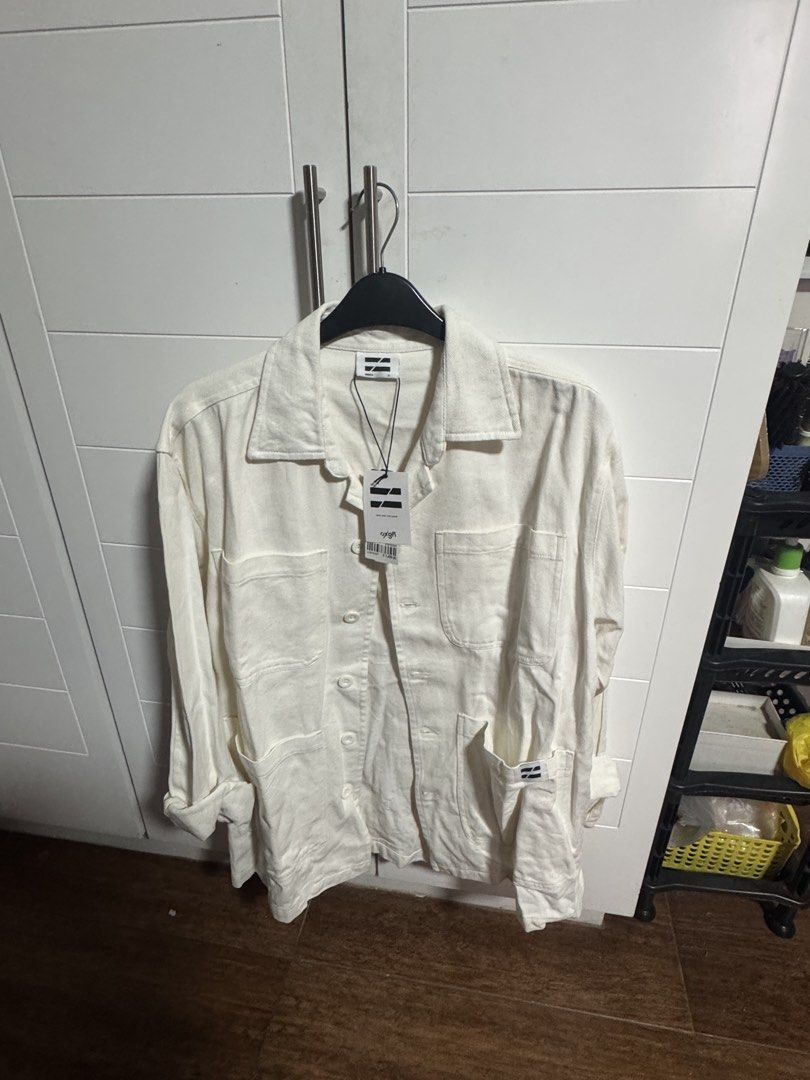 COED White Long Sleeve Button Up Shirt Size L (Category: Tshirts & Polo Shirts ) located in Calumpit. Submitted by scdecluttering (Listing ID 1445652415, Image 2). Description: - Brand: COED - Color: White - Style: Long sleeve shirt - Features: Button-up front, chest pockets - Condition: Brand new with original tag attached - Original Retail Price: P1,499.