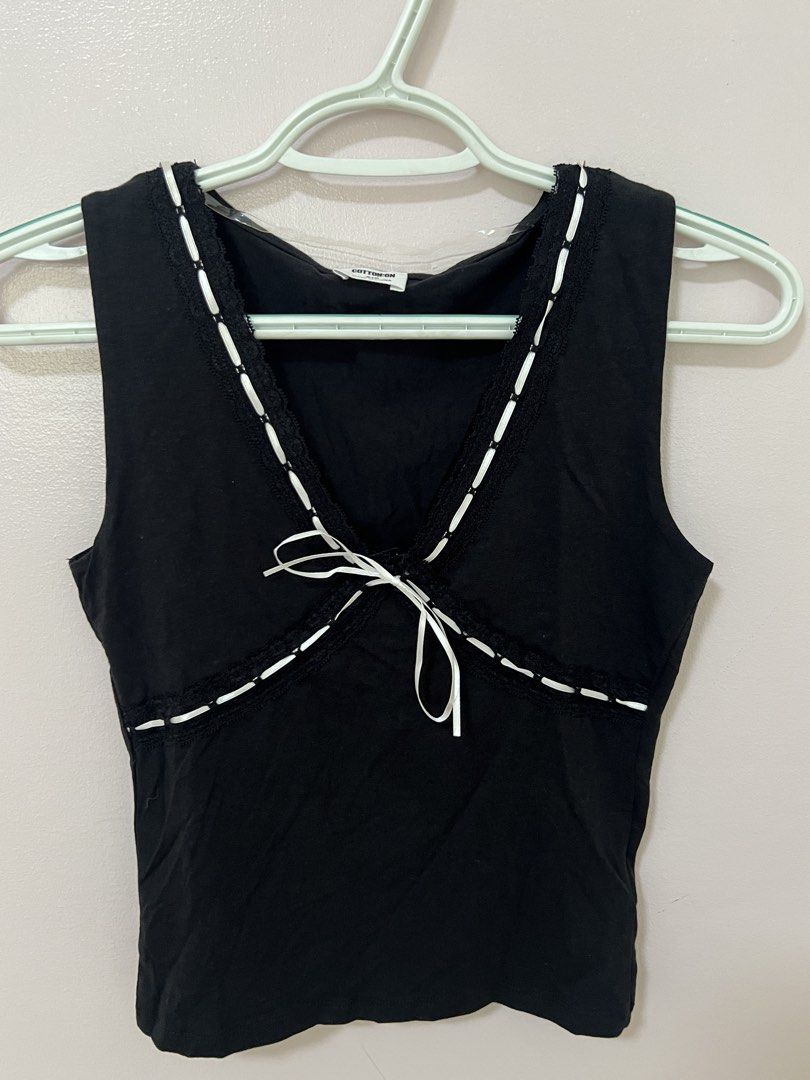 Cotton On Sleeveless Top (Category: Sleeveless) located in Quezon City. Submitted by rheisells_ (Listing ID 1445669842, Image 1). Description: .