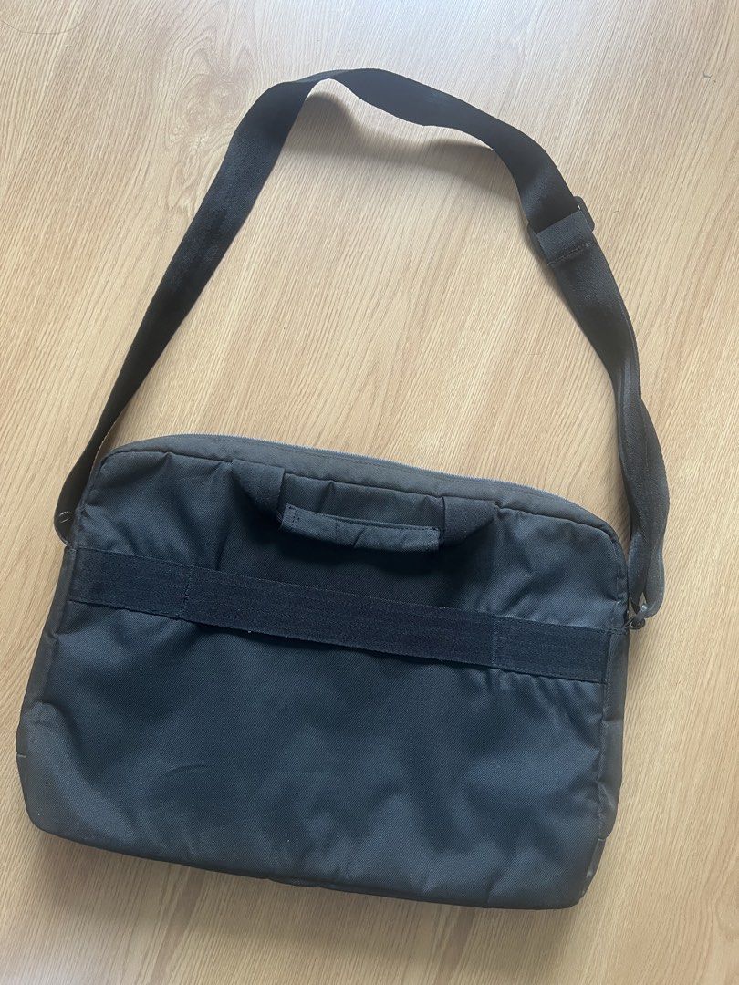 dell latop bag with cushion protector (Category: Laptop Bags & Sleeves) located in Taguig. Submitted by vientagefindz (Listing ID 1445618450, Image 3). Description: dell latop bag with cushion protector good as new no issue bacoor imus pick up.