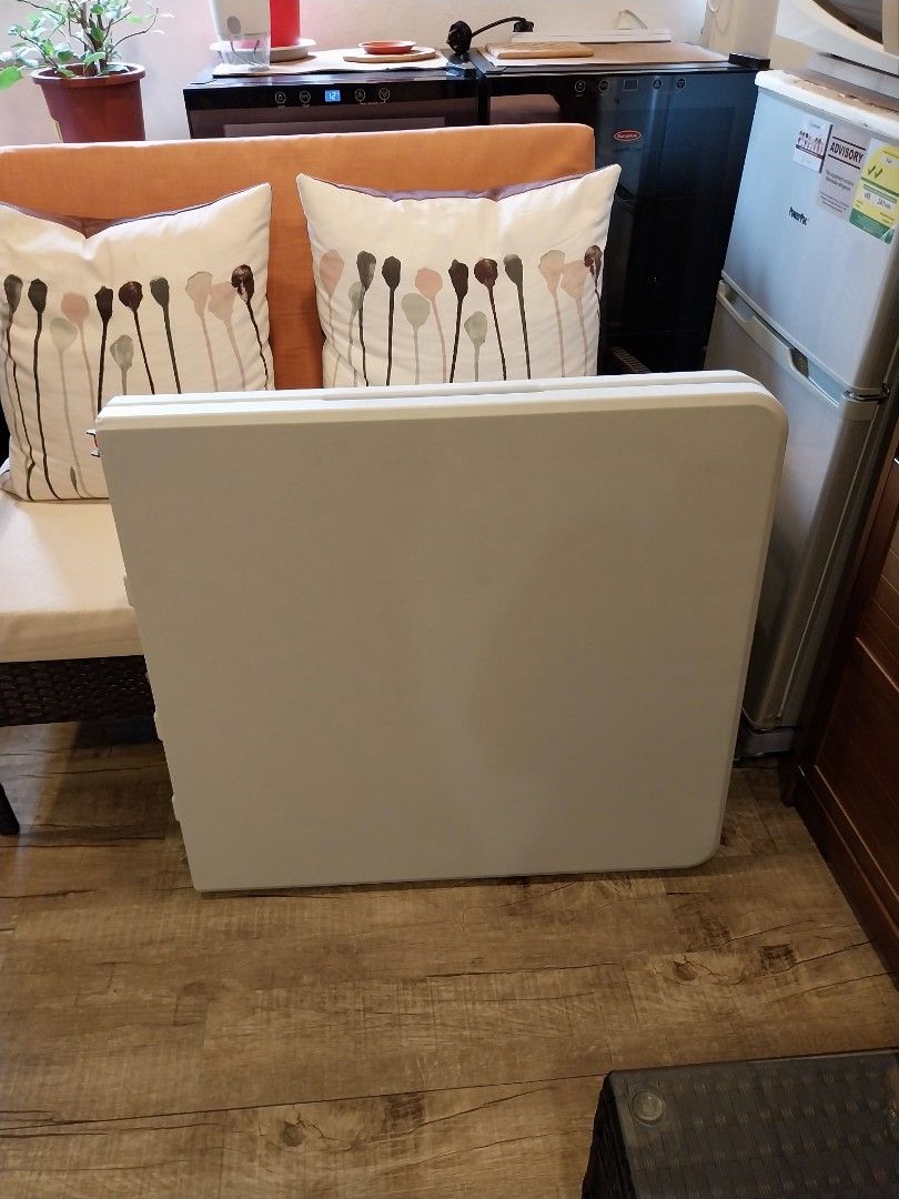 Foldable Table (Category: Tables & Sets) located in Singapore. Submitted by emma289 (Listing ID 1445679932, Image 3). Description: Dimension: 71cm x 152cm Height: 74cm.