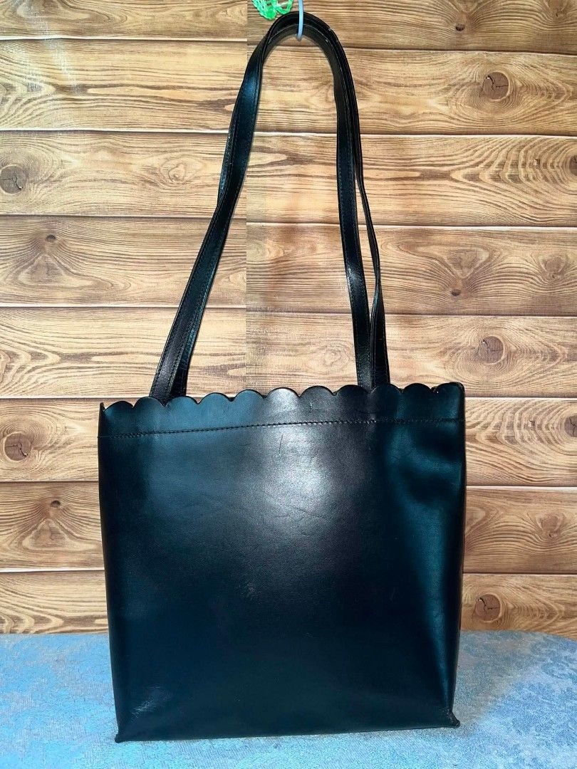 Gabs Long Handle Shoulder Bag (Category: Shoulder Bags) located in Baguio. Submitted by roselleshiddentreasures13384 (Listing ID 1445675106, Image 2). Description: 🌸Genuine Leather Material 🌸No Major Issue 🌸Normal Signs Of Use Only 📏Small Size 🖼️Check All Photos For Other Details 🌸Limit Your Expectation The Item Is Preloved From Ukay ❌No Return No Exchange. ❗.