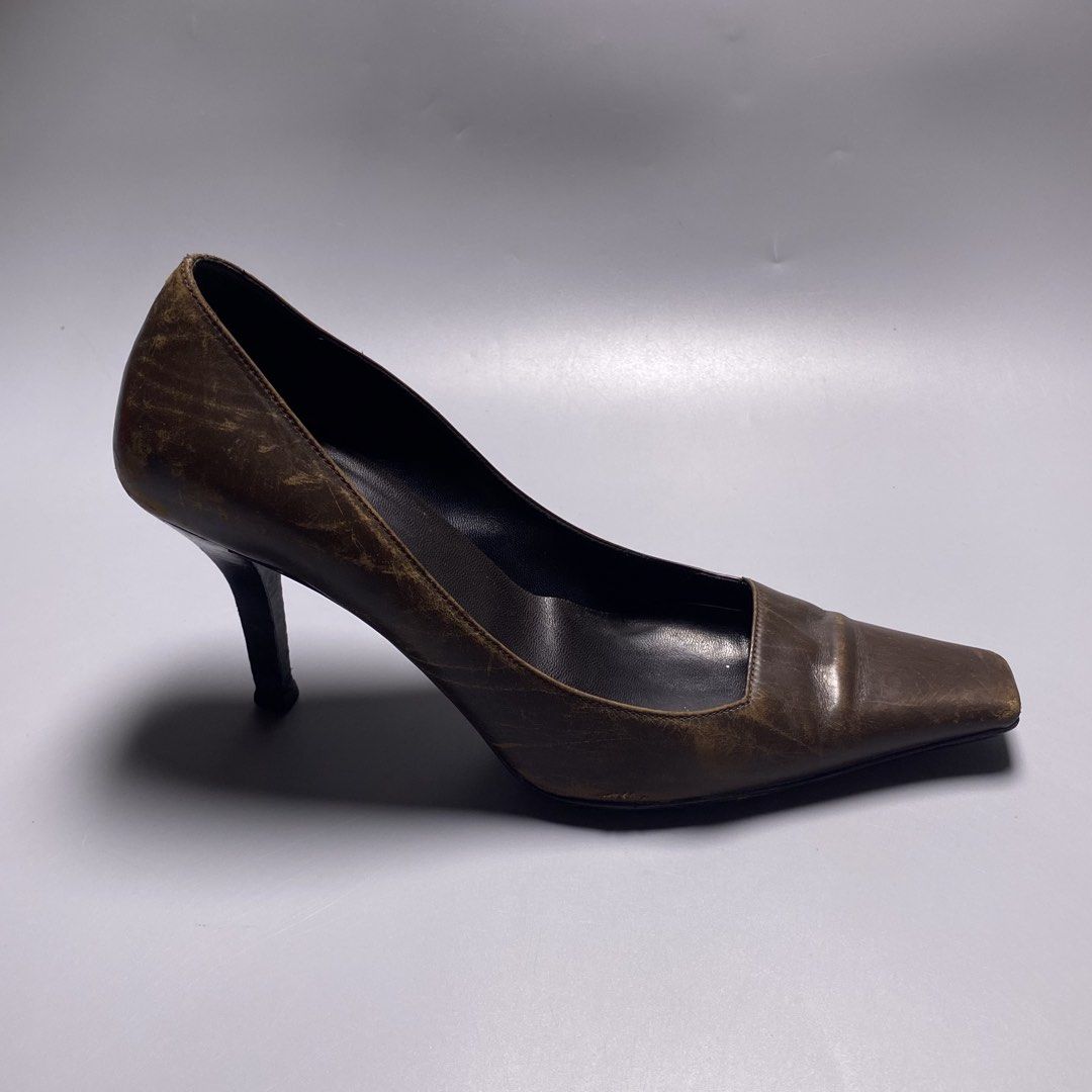Gucci Brown Leather Square Toe Heels Sandal (Category: Sneakers & Footwear) located in Bacolod City. Submitted by quiarakazelxx (Listing ID 1445734875, Image 3). Description: Size: 35 Comes with metallic letter “ G” at the Back of heels, featuring a distinct square toe design. Flaws: Scratches due to sign of wear •”Distressed Type design” •Sign of used Pm for more details📩.