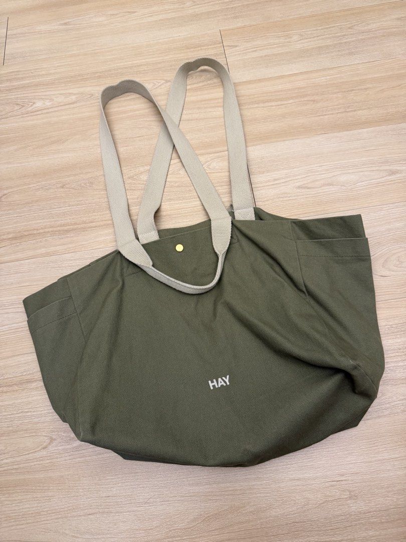 由 babymonster0809 (刊登 ID 1445658326，圖片 1) 提交，位於 新北市 (New Taipei) 的 HAY Weekend Bag Small 托特包 (S) 綠色 8成新 (類別：肩背、側背包)，說明：很少用所以決定售出 有一點點使用痕跡但整體狀況良好 原價1600 HAY台北店購入。