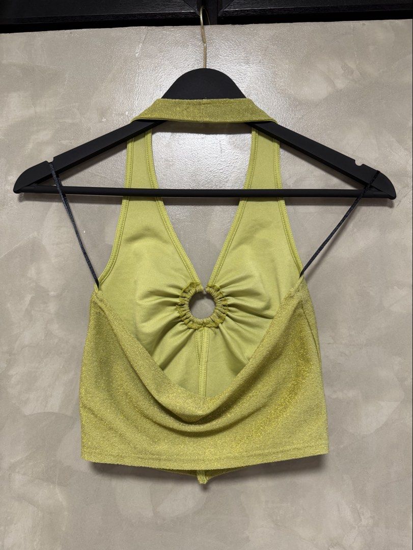 H&M Green Halter Neck Crop Top (Category: Sleeveless) located in San Fernando. Submitted by prettylittlelili (Listing ID 1445661032, Image 2). Description: .
