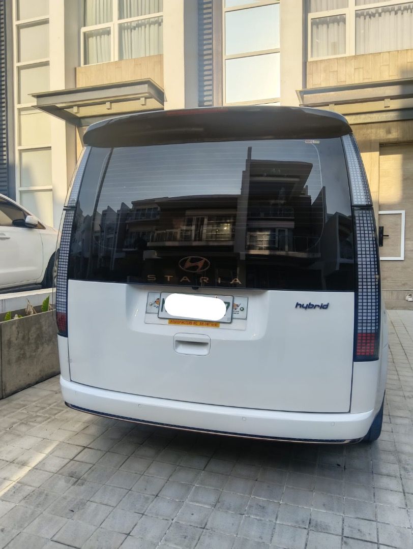 Hyundai Staria Hybrid Auto (Category: Used Cars) located in Caloocan City. Submitted by acechaluce2026 (Listing ID 1445621200, Image 2). Description: RUSH SALE: 2025 Hyundai Staria Hybrid 2.5M (Korean Variant) Vehicle Details: • Model: 2025 Hyundai Staria Hybrid • Mileage: Only 10,000++ km (barely used!) • Exterior: Cream White • Interior: Brown •Condition: Like new, very well maintained Features not included in the 2026 PH Local Hybrid Variant: 