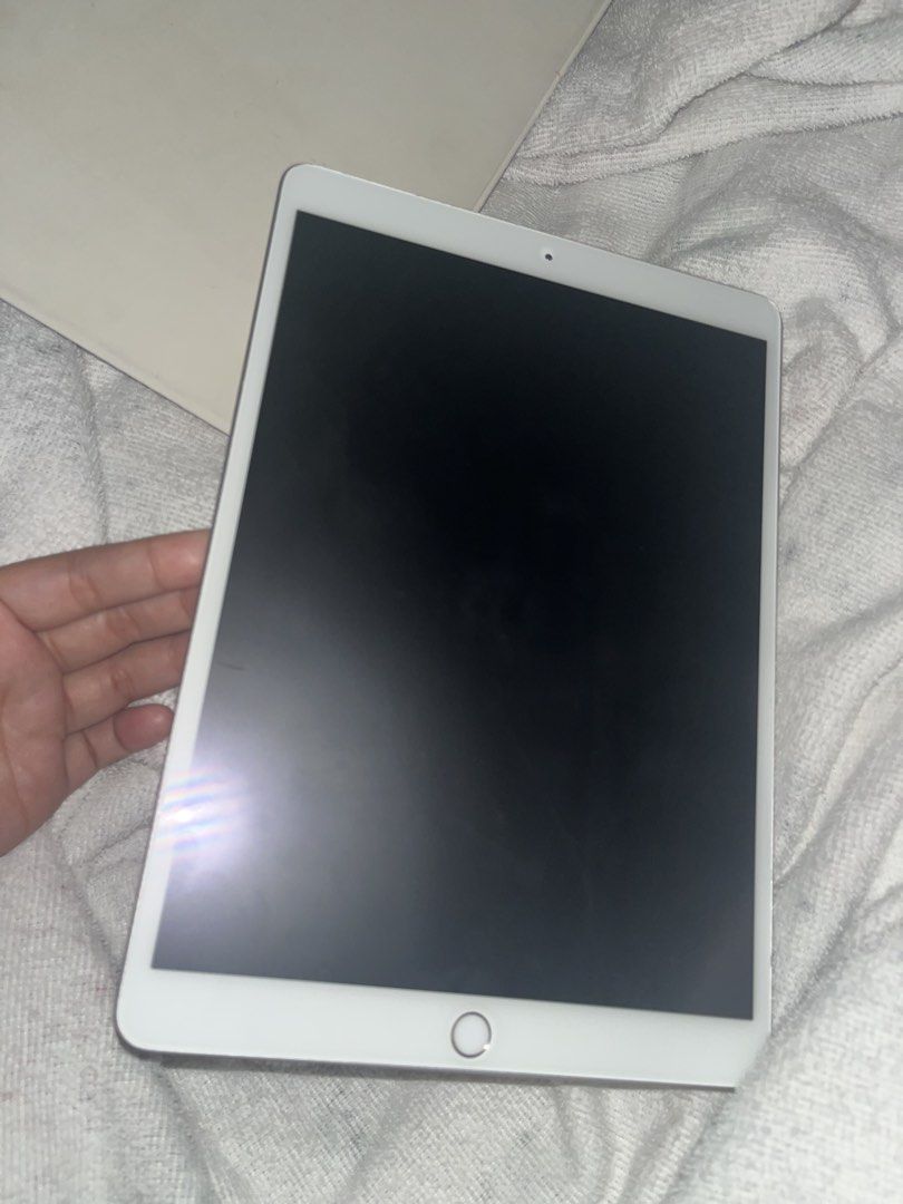 IPAD AIR 3 (Category: iPad) located in Kuala Lumpur. Submitted by frsha11 (Listing ID 1445728021, Image 2). Description: Detail pada gambar, untuk detail lebih boleh W4S4BI saya di oII621o2009.