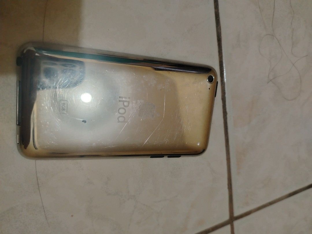 Ipod mini 4th Gen (Category: Early Generation Mobile Phones) located in Quezon City. Submitted by xilahk_999 (Listing ID 1445717530, Image 2). Description: Rfs naka tambak nalang sya nawala Yung charger but still working 100% 8gb ipod mini Dm for info.