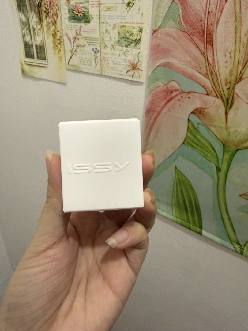 issy creme flush stick blush (flick shade) (Category: Makeup) located in Carmona. Submitted by stuffnvrything (Listing ID 1445673065, Image 1). Description: bought it at ₱229 never been used (sealed).