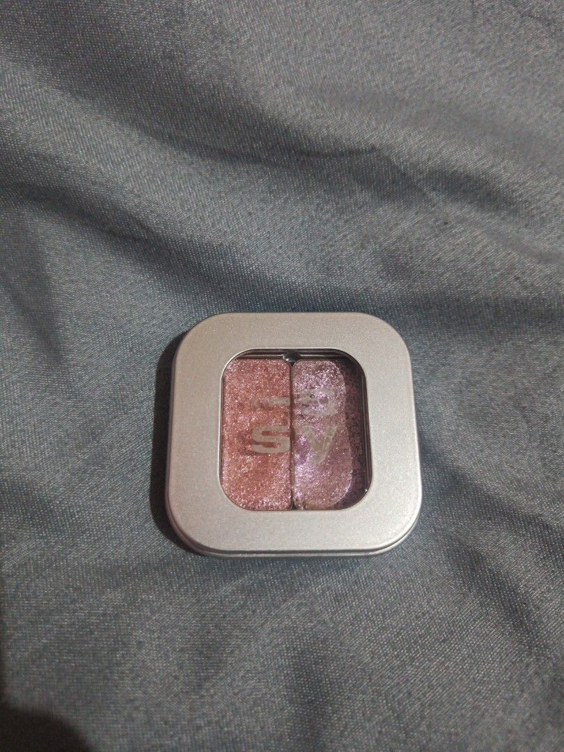 Isyy & Co- Curated Glitter Eyeshadow Duo Nanopalette (Category: Makeup) located in Pasig City. Submitted by clarsethsof.ph (Listing ID 1445715721, Image 1). Description: Condition- used twice Color- Trance -good condition rfs: decluttering.