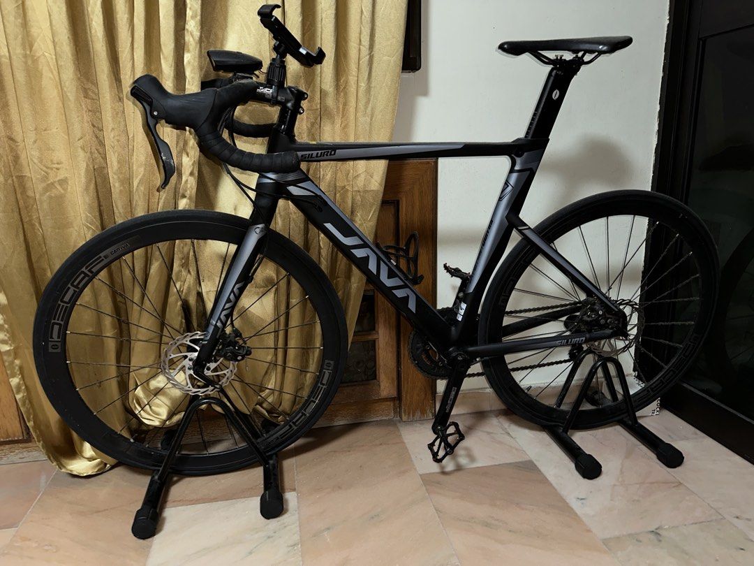 Java Siluro 2 (Category: Bicycles) located in Singapore. Submitted by miracle2421 (Listing ID 1445738246, Image 1). Description: - Used less than 10 times. - Condition 8/10 - Have a small scratches on the back rim. Doesn’t affect the performance. - Will include the bike stand as well - Will clean it before handling over Good option for beginner cyclists to start road cycling. Internal cabling aluminum alloy frame Fork: Aluminum Shifter: Deca Fron