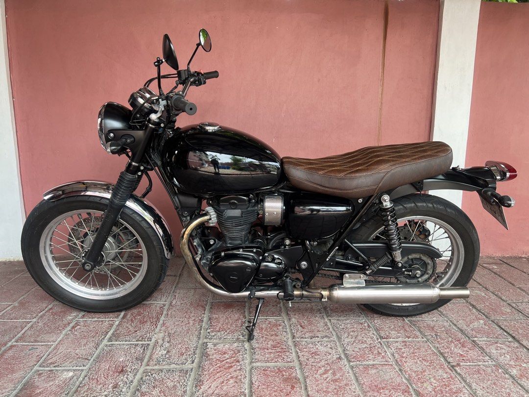 Kawasaki W800 2020 model (Category: Motorbikes for Sale) located in Pasig City. Submitted by eeeeessss (Listing ID 1445634961, Image 1). Description: Kawasaki W800 2020 model 2023 acquired with a custom brown diamond-stitched seat and wide british bar. Recently serviced ( PMS, brake pads ) Bassy exhaust Almost new tires Gas tank wrapped in black Newly registered 18k ODO as of posted Rfs: planning to upgrade to triumph Open for swap to triumph spe