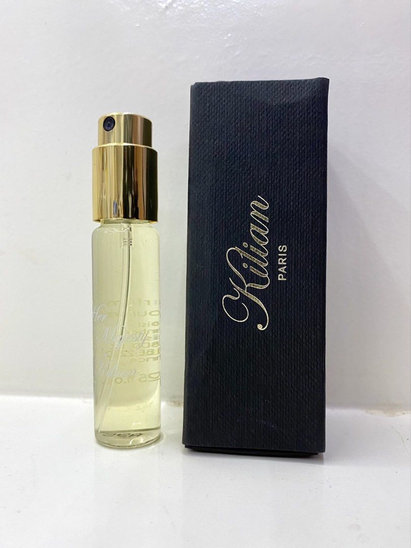 Kilian Her Majesty edp 7.5ml (Category: Fragrance & Deodorants) located in Mexico. Submitted by happymoby (Listing ID 1445640443, Image 1). Description: Her Majesty by By Kilian is a Chypre Floral fragrance for women and men. This is a new fragrance. Her Majesty was launched in 2026. The nose behind this fragrance is Caroline Dumur. Top notes are White Peach, Rum and Aquatic notes; middle notes are Rose and Ambrette; base notes are Oakmoss, Cedar