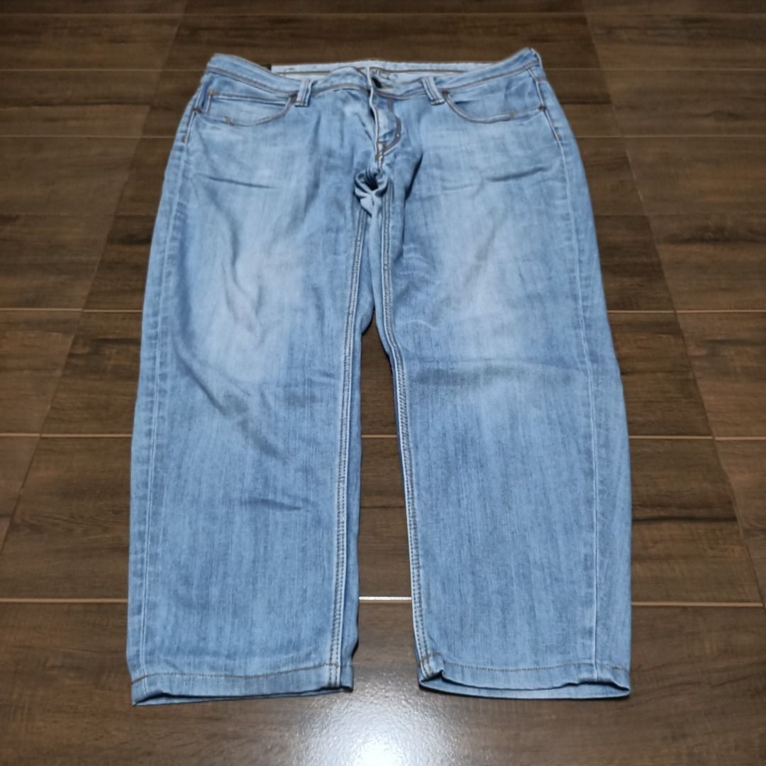 Lee Light Wash Denim Jeans (Altered Length) (Category: Jeans) located in San Pedro. Submitted by noriyarou (Listing ID 1445626491, Image 1). Description: Well used. Natural wear and fading. The legs have been altered shorter by 3 inches. Please also note light fraying/pilling near the inner/crotch area. Size 34 Length: 32" Leg opening: 6" Classic Lee denim design Durable denim fabric Subtle light wash finish.