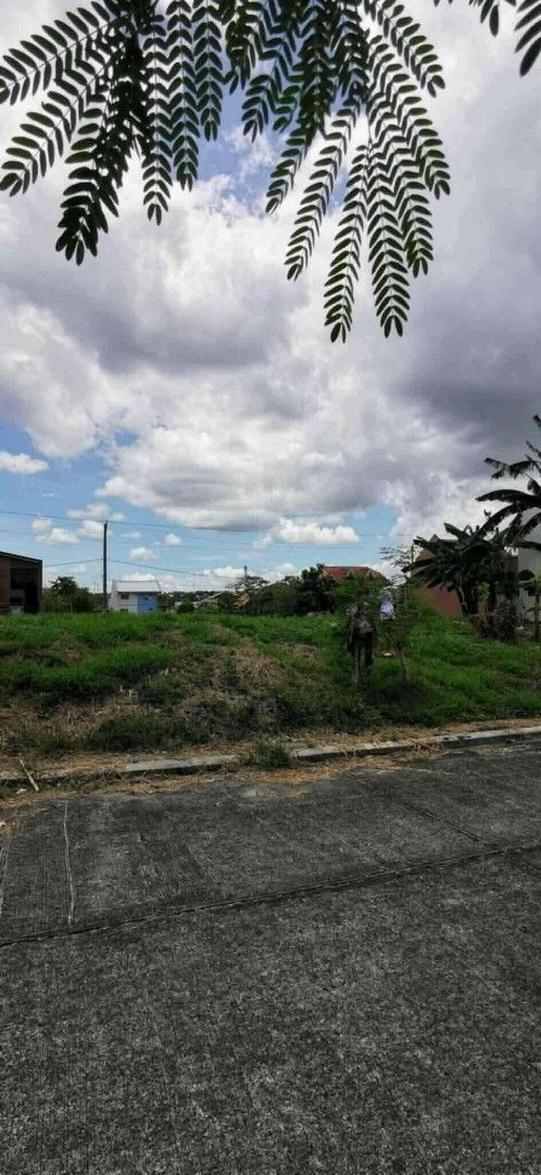 Lot San Jose Delmonte bulacan (Category: Lot) located in Caloocan City. Submitted by Tulokss (Listing ID 1445777225, Image 2). Description: blk 105 lot 6 phase 1. Metrogate. San Jose Del Monte Bulacan. (executive village) 120 square meters - 20 meters lang mula sa main gate kung saan ang sakayan ng bus pa Manila. - ang subd ay tabi mismo ng san jose delmonte bulacan sports complex - 1km mula sa new Cityhall ng Sab Jose del Monte. nakikita po mula