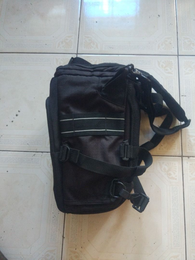 Lowepro Toploader pro 75 AW Camera Bag (Category: Camera Bags & Carriers) located in Pasay City. Submitted by denimdude.ph (Listing ID 1445657634, Image 3). Description: scratches, last pic.