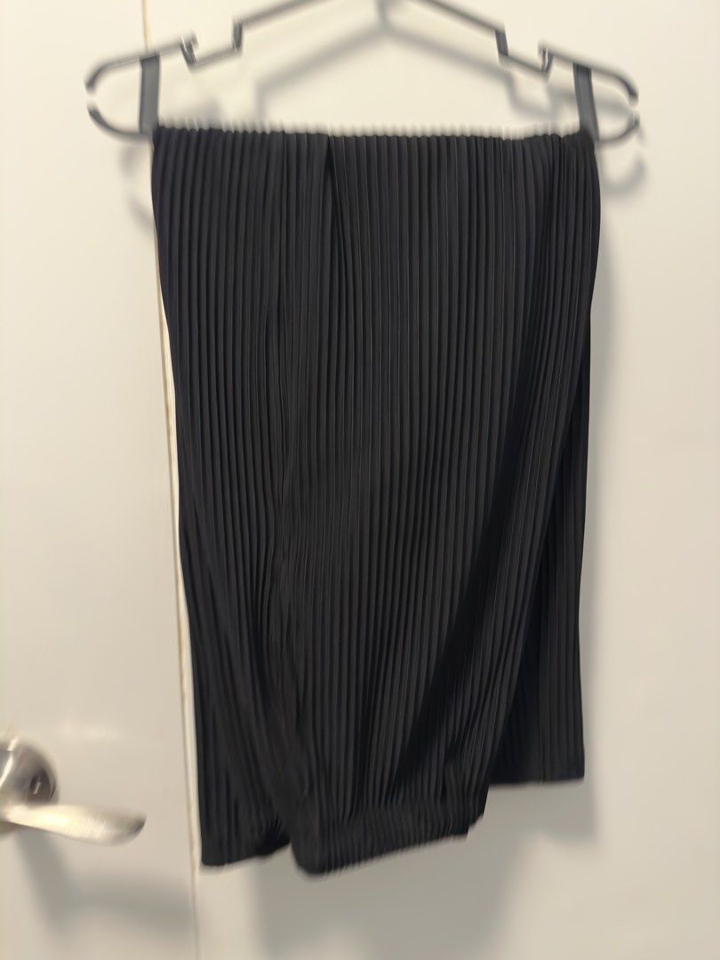 MadeinMnl Relaxed Fit Pleated Pants (Category: Joggers) located in Manila. Submitted by steven.lloyd (Listing ID 1445773514, Image 3). Description: MadeInMnl Relaxed Fit Pleated Pants Size: Medium (26-34) Color: Black.