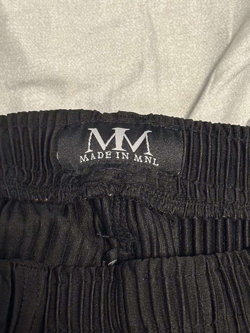MadeinMnl Relaxed Fit Pleated Pants (Category: Joggers) located in Manila. Submitted by steven.lloyd (Listing ID 1445773514, Image 2). Description: MadeInMnl Relaxed Fit Pleated Pants Size: Medium (26-34) Color: Black.