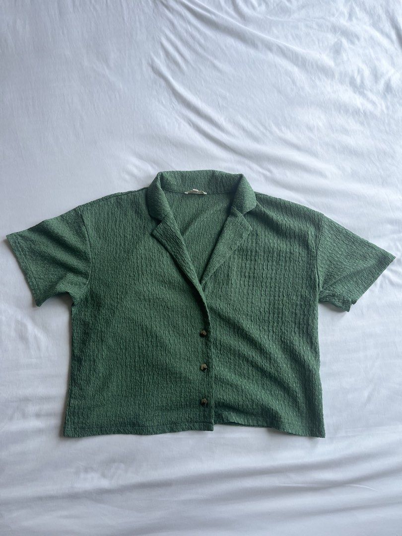 Madewell Green Button Down (Category: Blouses) located in Taguig. Submitted by nrox_ (Listing ID 1445643692, Image 1). Description: Green textured button down from Madewell. Has cute flower-shaped buttons :).