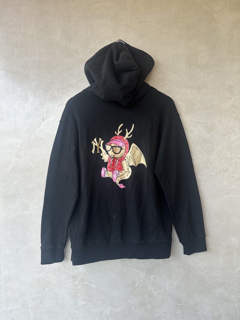 MLB Pullover Black Hoodie Embroidered Chest Logo (Category: Activewear) located in Cavite. Submitted by second_story_ph (Listing ID 1445750381, Image 3). Description: MLB Pullover Black Hoodie Embroidered Chest Logo Size: XL Womens / Small Mens Dimension: 21.5” Width / 26” Length Condition: Excellent to New.