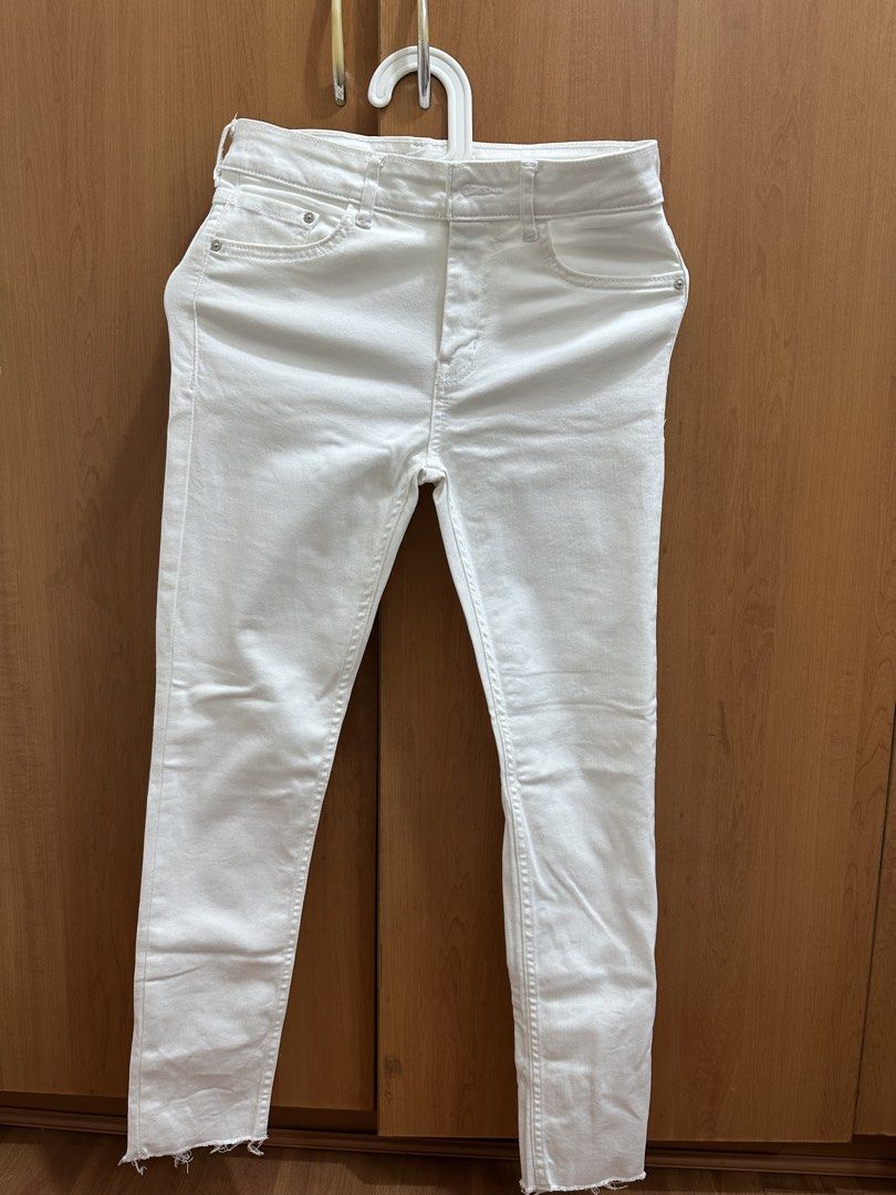 MNG Denim White Cropped Raw Hem Jeans (Category: Jeans) located in San Juan City. Submitted by nanahachis (Listing ID 1445756391, Image 1). Description: previous owner’s measurements ♡ bust: 36 in waist: 28 in hip: 35 in height: 4’11 / 150 cm feel free to send a message for more details / photos location: san juan city, metro manila mop: gcash mod: jnt or sdd shipping usually every wed & fri or when i have free time ! will let you know in advance
