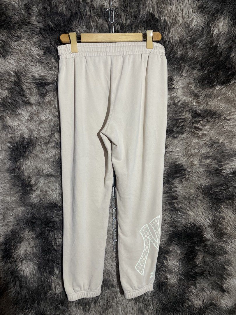 NEW YORK YANKEES MLB JOGGER PANTS (Category: Joggers) located in Valenzuela. Submitted by secret_closet_ph (Listing ID 1445625543, Image 2). Description: NEW YORK YANKEES MLB JOGGER PANTS •Large •Waist: 30-34 •Length: 37 •Inseam: 27 •Rise: 11.5 •Thigh: 10 •Knee: 9 •Leg opening: 6 9/10 condition ⬅️Swipe to see the details 🛒 599 Pesos .