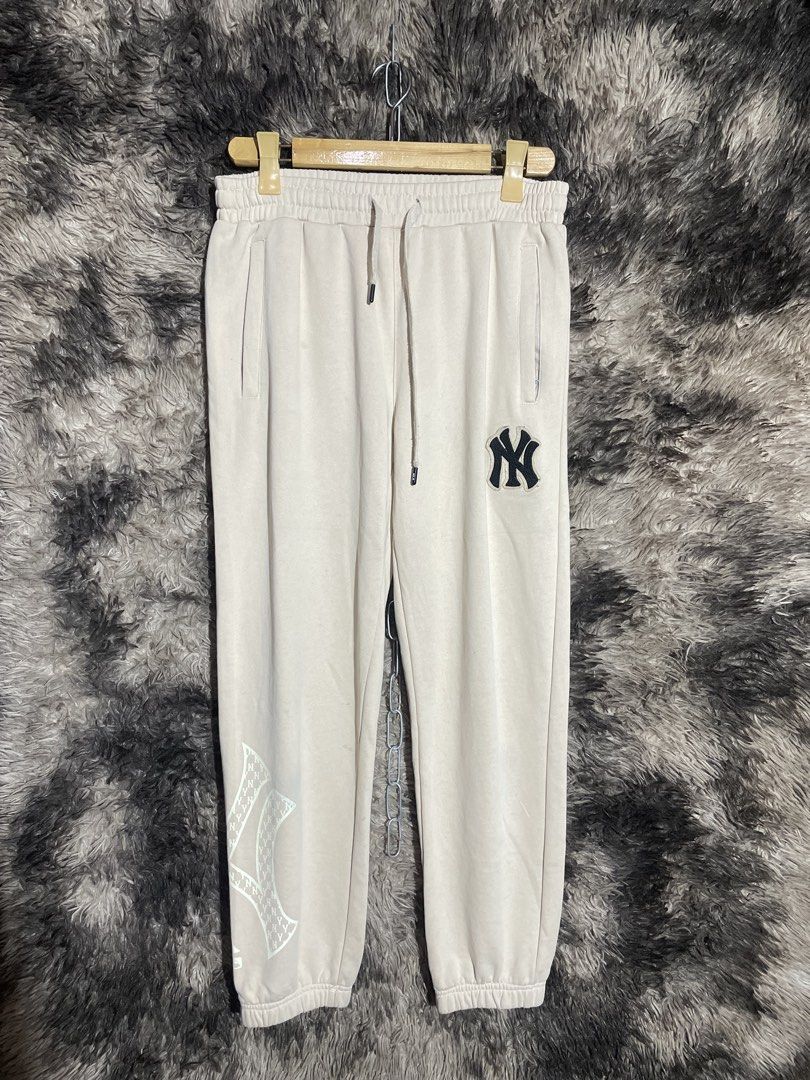 NEW YORK YANKEES MLB JOGGER PANTS (Category: Joggers) located in Valenzuela. Submitted by secret_closet_ph (Listing ID 1445625543, Image 1). Description: NEW YORK YANKEES MLB JOGGER PANTS •Large •Waist: 30-34 •Length: 37 •Inseam: 27 •Rise: 11.5 •Thigh: 10 •Knee: 9 •Leg opening: 6 9/10 condition ⬅️Swipe to see the details 🛒 599 Pesos .