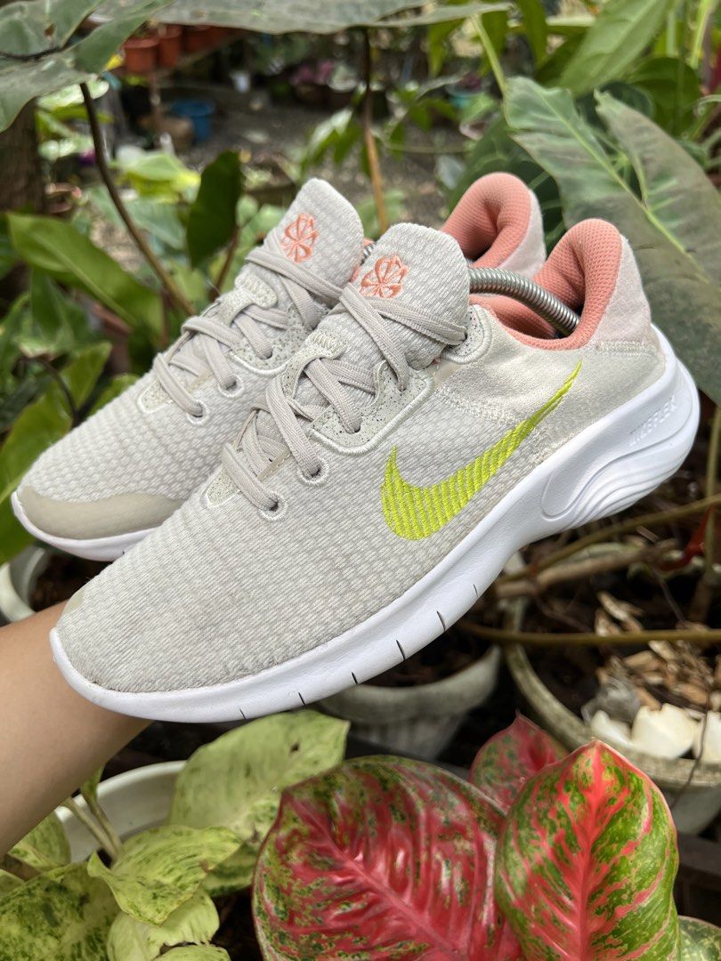 Nike Women's Flex Experience Run 11 (Category: Sneakers) located in Dapitan. Submitted by gelbread (Listing ID 1445640817, Image 1). Description: .