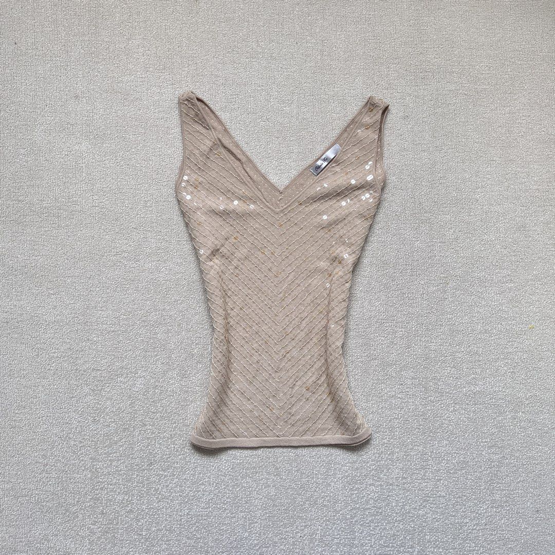olivia to fully sequin beige knitted tank top (Category: Sleeveless) located in Limay. Submitted by budolfindsrawrawr (Listing ID 1445755254, Image 1). Description: olivia to fully sequin beige knitted tank top - fits m/l l22 b32-36 - in excellent condition - stretchy .