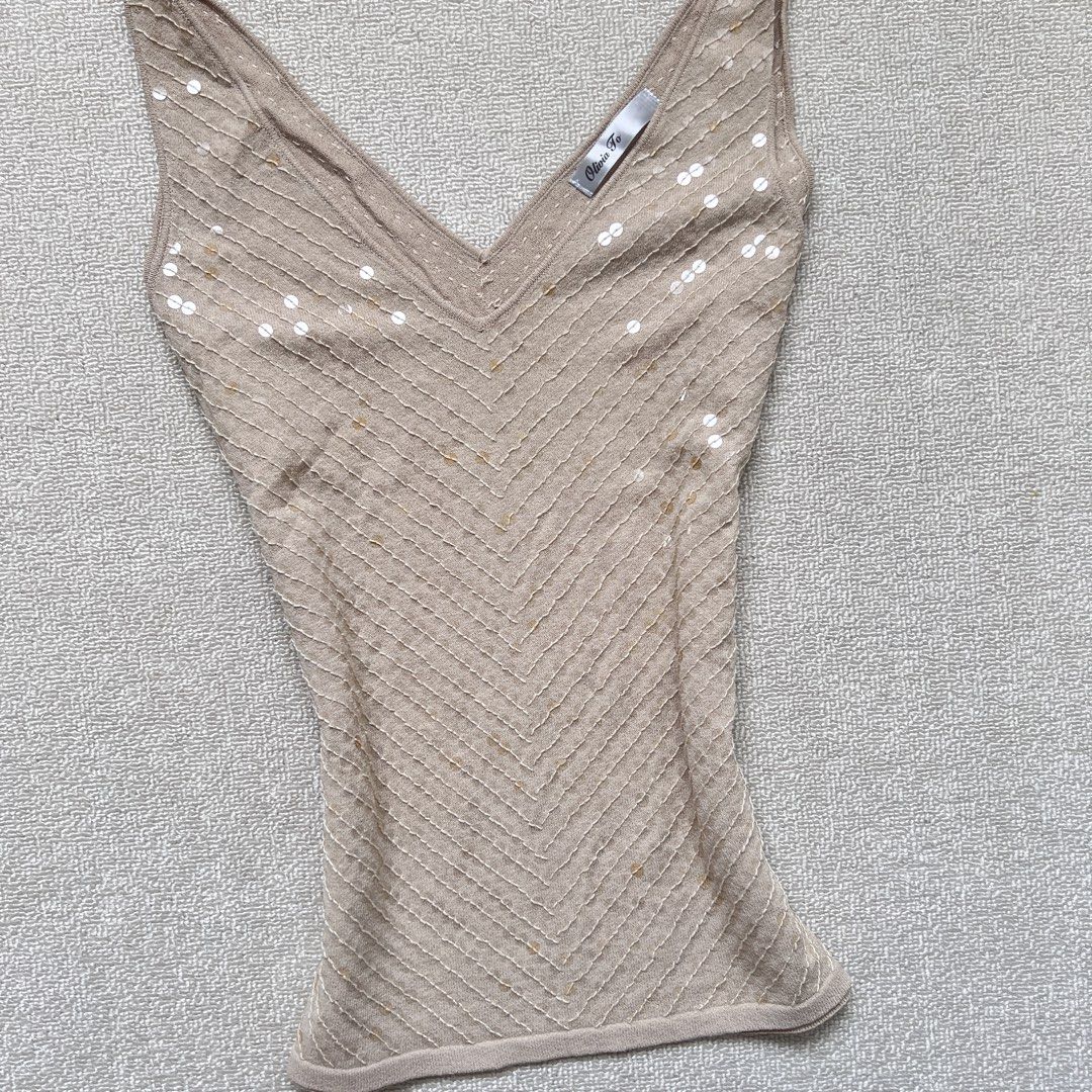olivia to fully sequin beige knitted tank top (Category: Sleeveless) located in Limay. Submitted by budolfindsrawrawr (Listing ID 1445755254, Image 2). Description: olivia to fully sequin beige knitted tank top - fits m/l l22 b32-36 - in excellent condition - stretchy .