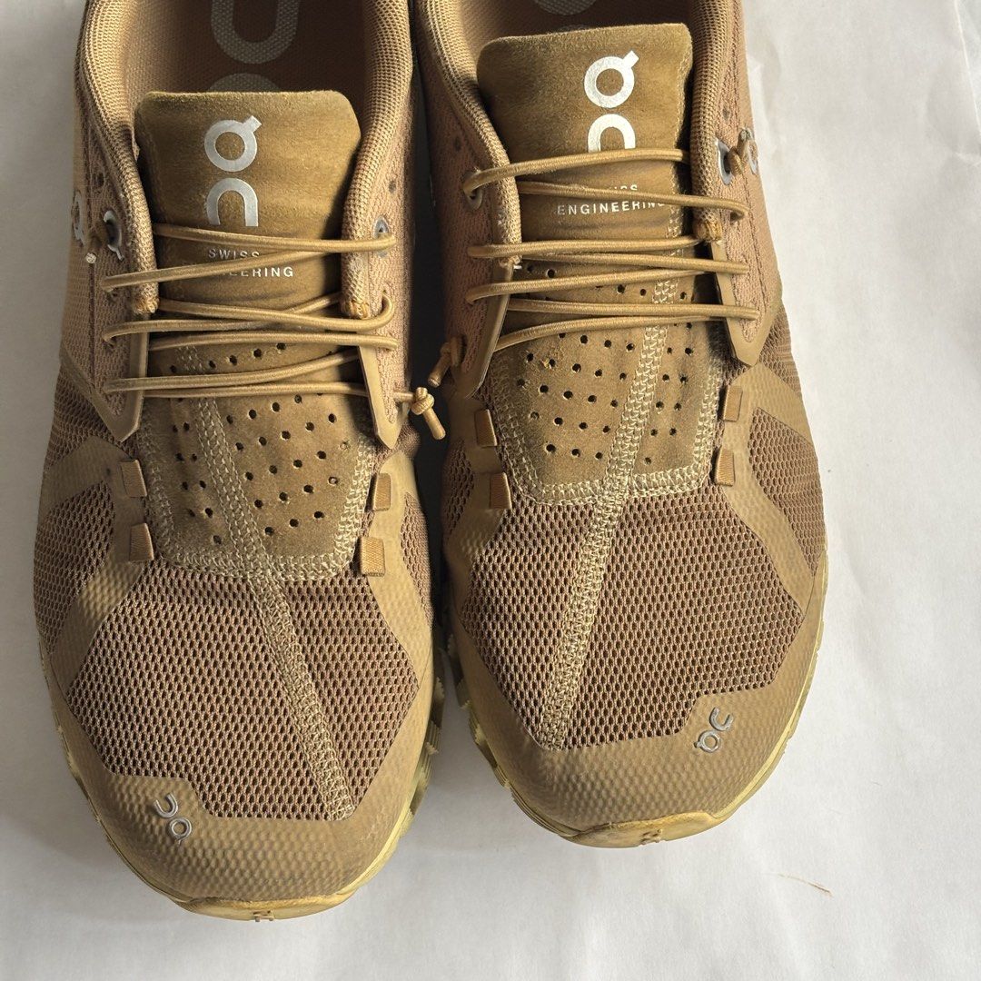 On Cloud 5 [REPRICED] (Category: Sneakers) located in Quezon City. Submitted by _amcc (Listing ID 1445660285, Image 3). Description: - damaged; sole coming off but easily fixable.