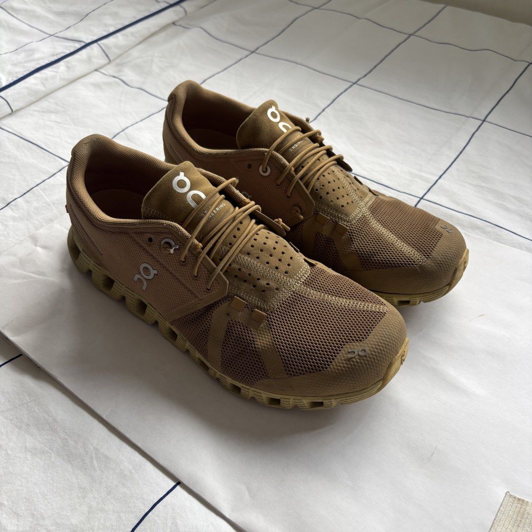 On Cloud 5 [REPRICED] (Category: Sneakers) located in Quezon City. Submitted by _amcc (Listing ID 1445660285, Image 2). Description: - damaged; sole coming off but easily fixable.