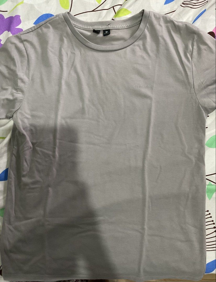 Penshoppe Grey T-shirt (Category: Tshirts & Polo Shirts ) located in Manila. Submitted by mlnflrs (Listing ID 1445697402, Image 1). Description: - Basic grey t-shirt - Small logo detail on the chest - Size Medium (M) - Ideal for everyday casual wear - Made with comfortable fabric.