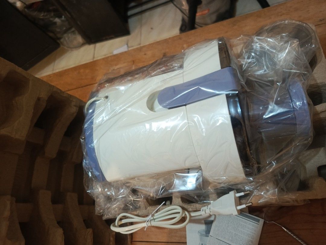 Philips Juicer brand new (Category: Juicers, Blenders & Grinders) located in Binan City. Submitted by ephytash (Listing ID 1445782527, Image 2). Description: - Brand new Philips juicer - Box is sealed, item still in original plastic packaging - Effortlessly make fresh, healthy juices at home - Simple and easy to operate.