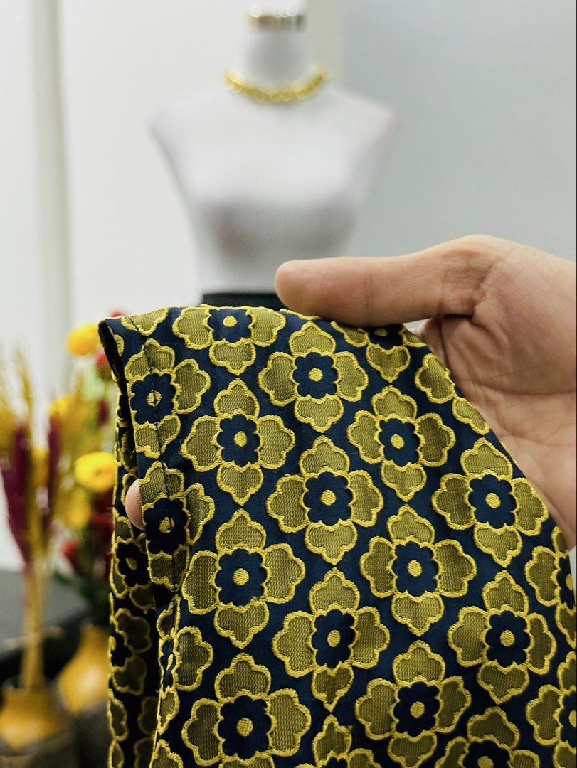 Prada Milano A-Line Dress (Category: Dresses) located in Bugallon. Submitted by itskierbrielle (Listing ID 1445720418, Image 2). Description: - Size Small-Medium - Prada Milano sleeveless A-line dress - Yellow and navy floral jacquard pattern - Zipper closure down the front - Fully lined in navy blue - Perfect for a statement look AUTHENTICATION NOT GUARANTEED. Mine at your own risk ⚠️🌸 .
