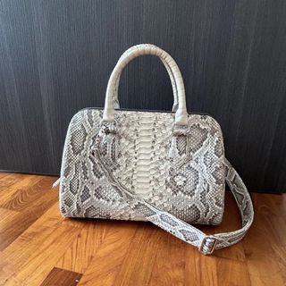 (Category: ) located in . Submitted by crystalswarovski (Listing ID 1445681983, Image 1). Description: .