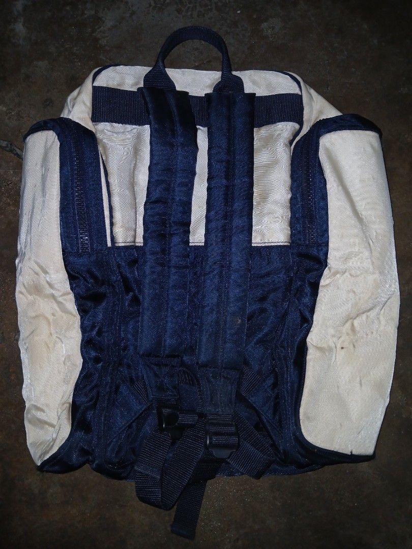 Ralph Lauren Polo Sport (Category: Backpacks) located in Quezon City. Submitted by jsnfp (Listing ID 1445758841, Image 3). Description: issue color rate yellowing kita sa pics, pero walang issue sa zipper crispy.