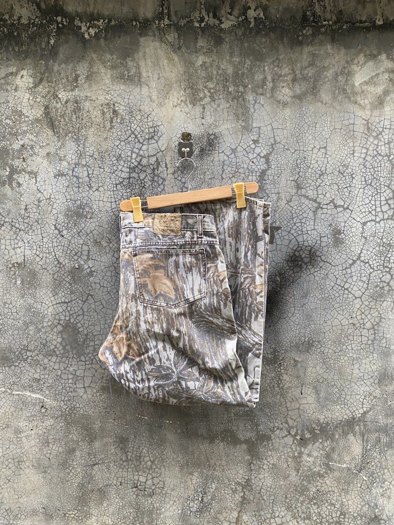 Realtree Pants (Category: Jeans) located in Pasig City. Submitted by lumangkamisa (Listing ID 1445707047, Image 1). Description: Realtree Pants Waist: 40 Length: 41 Inches Please see pics for the condition Php 2,200 First to comment/dm “mine” basis.