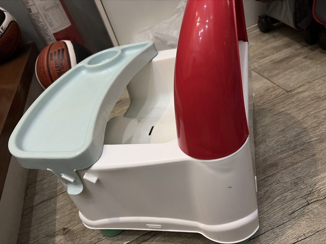 Safety 1st Booster Seat with Tray (Category: Baby High Chairs) located in Quezon City. Submitted by aabear_119 (Listing ID 1445643250, Image 3). Description: - Safety 1st booster seat - Removable tray with built-in cup holder - Ideal for meal times - Easy to clean - Suitable for toddlers - Distinctive green feet at the bottom - seat strap not available ( already loose ) .