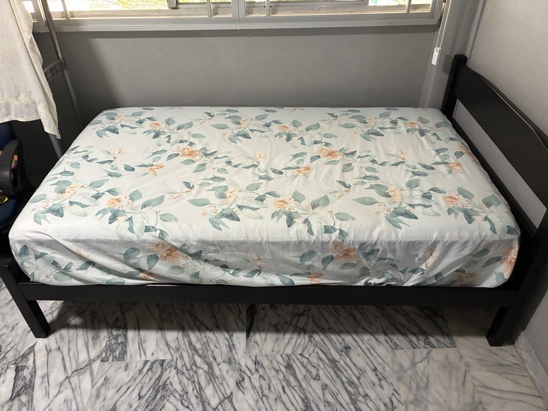 Single bed (Category: Bed Frames & Mattresses) located in Singapore. Submitted by deadpoolrunner (Listing ID 1445689604, Image 1). Description: .