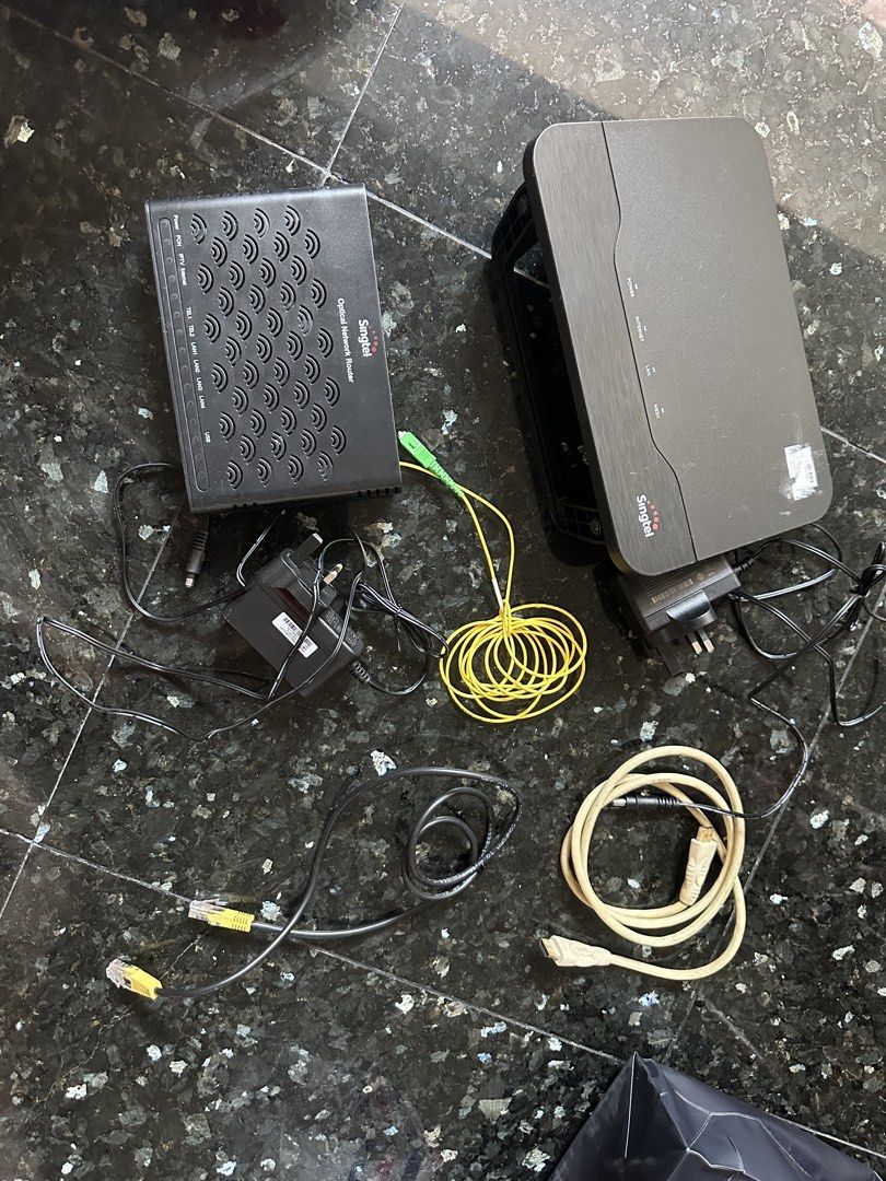 Singtel Optical Network Router and Modem with Cables490958328336885760