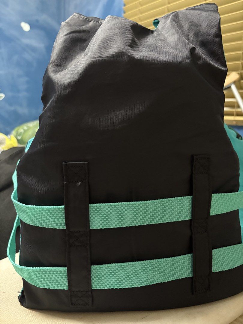 Speedo Youth Life Vest (Category: Water Sports) located in Taguig. Submitted by thegooddeals2018 (Listing ID 1445730093, Image 2). Description: - Speedo Youth Life Vest - Color: Teal and Black - Adjustable straps and buckles for a secure fit - Recommended weight: 25-40 kg (55-88 lbs) - USCG Approved for safety - Perfect for various water activities.