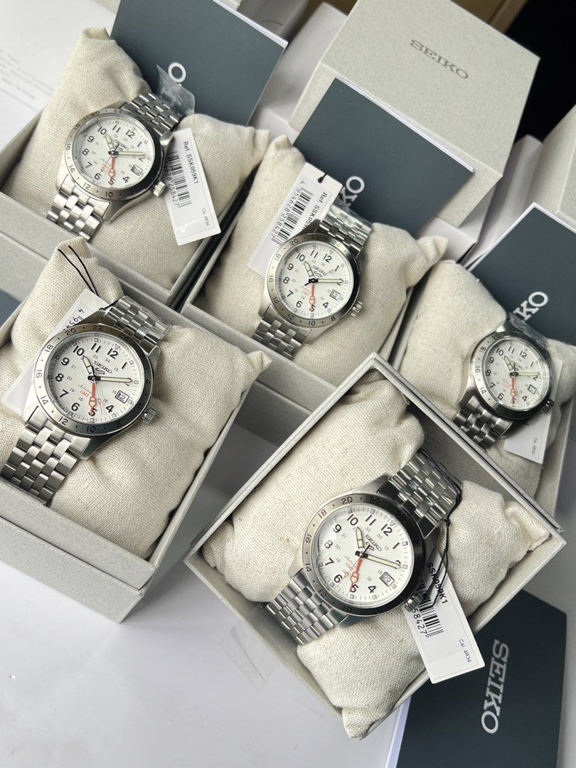 SSK059K1 Seiko GMT Polar Explorer (Category: Men's Watches) located in Makati City. Submitted by watchcenterph (Listing ID 1445672535, Image 2). Description: SSK059 - Seiko GMT Polar Explorer P20,500 Cash P21,525 Credit Card BDO Card - Buy now pay later + 3 months Installment Other Cards Straight Payment Case Material: Stainless steel Thickness: 13.6 mm Diameter: 39.4 mm Lug-to-lug: 47.9 mm Crystal: Curved Hardlex Clasp: Three-fold clasp with pus